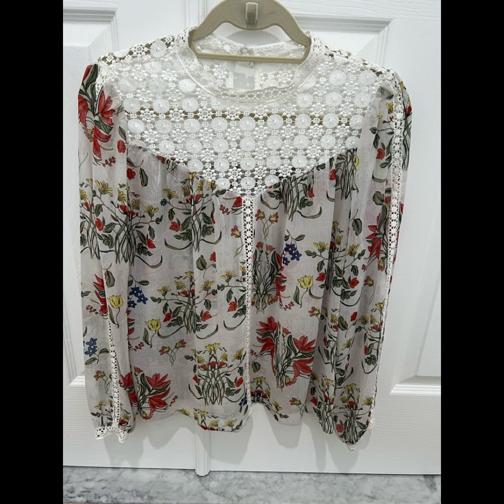 blouse 👚 great lace  detail medium